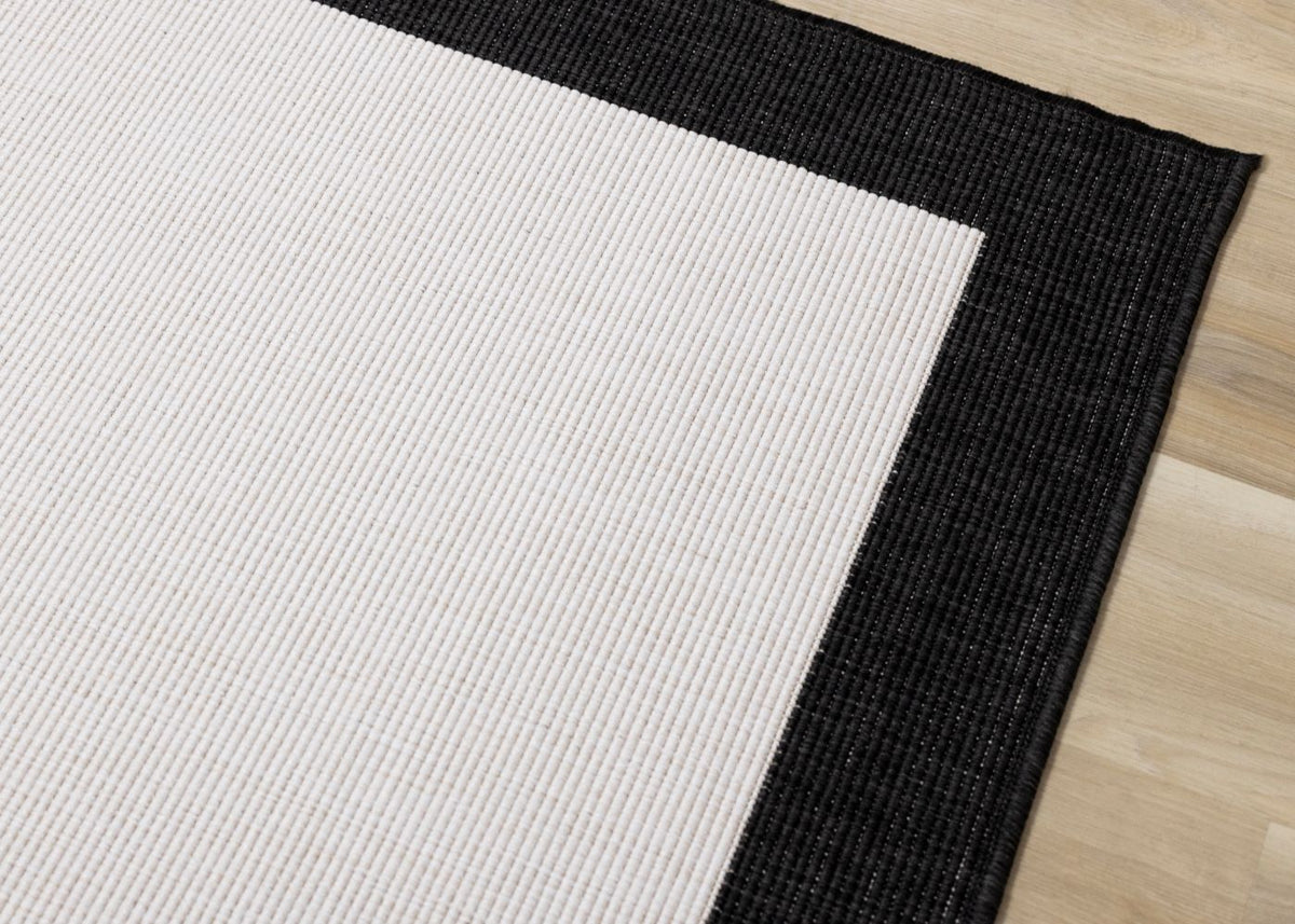 Summer Breeze 6'7" x 9'6" Reversible Outdoor Rug - Cream, Black Border